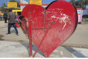 गोला बाजार का टूटा “दिल”: रस्सी के सहारे खड़ा ‘आई लव गोला बाजार’ सेल्फी प्वाइंट, व्यवस्था पर उठे सवाल