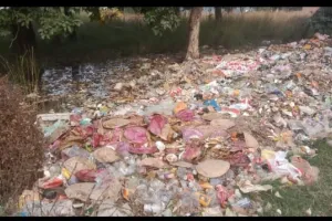 भरसी मोड़ पर सड़क किनारे गड्ढे में गिर रहा कचरा बना खतरा, दुर्गंध से परेशान लोग – जलजनित बीमारियों का बढ़ा जोखिम