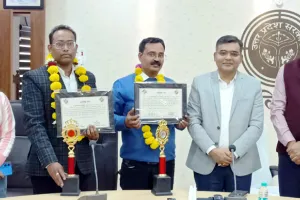 एसआईआर में शत-प्रतिशत ईएफ डिजिटाइजेशन करने वाले दो बीएलओ को डीएम ने किया सम्मानित