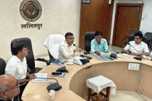 जिलाधिकारी ने मतदेय स्थलों के सम्भाजन और समायोजन हेतु राजनैतिक दलों के साथ की बैठक