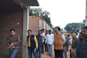 अवैध दुकान निर्माण मामला: सीडीओ ने मौके पर की पैमाइश
