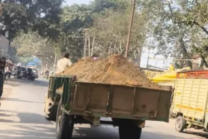 सिकंदराबाद पुलिस चौकी के सामने फर्राटा भर रही मिट्टी की ओवरलोड ट्रालियां