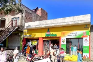 जबरन यूरिया की बोरी के साथ  किसानों को दिया जा रहा बिरला बलवान का थैला