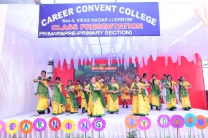 लखनऊ कैरियर कॉन्वेंट कॉलेज में किंडरगार्टन क्लास प्रेजेंटेशन