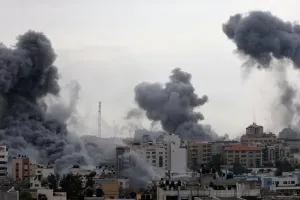 गाजा पर IDF का भीषण अटैक: हमास के ठिकानों पर भारी गोलाबारी, अल-मवासी में UNWRA केंद्र के पास कई मौतें