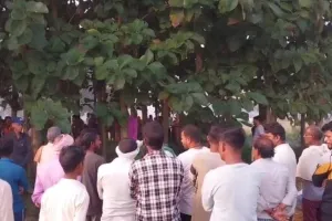 सागौन के पेड़ से लटकता मिला व्यक्ति का शव