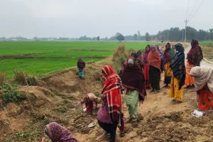 बड़हरा में 74 मजदूरों के जगह कार्य करते मिले 35 मजदूर