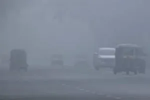 गलन और कोहरे ने बढ़ाई ठिठुरन, दृश्यता शून्य, वाहन रेंगते नजर आए