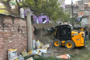 नगर निगम ने गोविन्द नगर पार्क के अतिक्रमण व कब्जे पर चलाया बुलडोजर