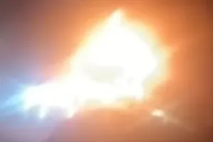 शार्ट सर्किट से लकड़ी लदी डीसीएम बनी आग का गोला