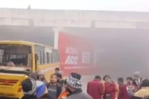 अरौल थाना क्षेत्र में स्कूली बस पीछे से कंटेनर से टकराई