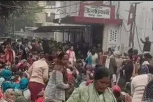 वेतन स्थाईकरण की मांग को लेकर डीएम कार्यालय में आशा वर्करों का धरना