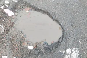 फर्जी निस्तारण' के खेल में धंसी जनता की गाढ़ी कमाई: नंदलाल चौराहे पर दो महीने से बह रहा पानी, अफसर मौन