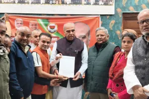 व्यापारियों ने दुकान के किराए में हुई वृद्धि को लेकर सांसद को ज्ञापन सौंपा