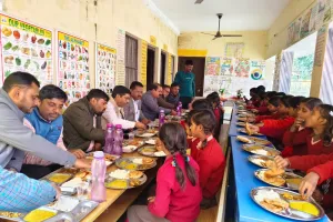 गुणवत्ता समन्वयक ने बच्चों के बीच मनाया अपना जन्मदिन