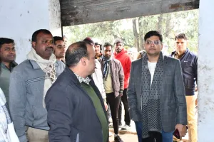 जिलाधिकारी ने उर्वरक के दुकानों का किया औचक निरीक्षण, दिए निर्देश