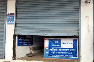 शाहपुर चौराहे के बारी मार्केट में दो दुकानों में चोरी