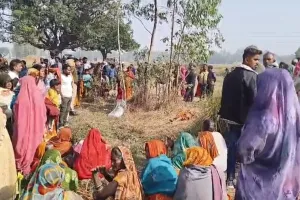 घरेलू विवाद बना खूनी संघर्ष छोटे भाई ने बड़े भाई की कुदाल से की हत्या लाश घसीटकर झाड़ियों में फेंकी 