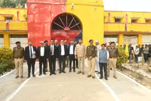 देवरिया : कैदियों से मिले जिला जज एवं डीएम, सुनी गई समस्या