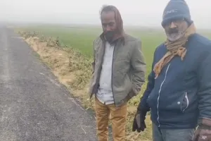 पीडब्ल्यूडी सड़क निर्माण में खुली लूट, चार दिन में उखड़ गई डामर रोड, घोटाले की जांच की मांग