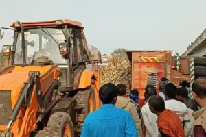 ई-रिक्शा को ओवरलोड गन्ना लदे एक तेज रफ्तार ट्रक ने टक्कर मार दी, जिसमें ई-रिक्शा सवार दंपती की मौके पर ही मौत 