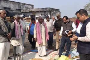 जिलाधिकारी ने राजकीय धान क्रय केन्द्र जंगीगंज एवं जंगीगंज प्रथम का किया औचक निरीक्षण