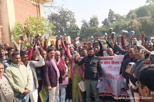 कोटेदारों अपनी समस्याओं को लेकर जिलापूर्ति अधिकारी को ज्ञापन सौंपा किया जोरदार प्रदर्शन