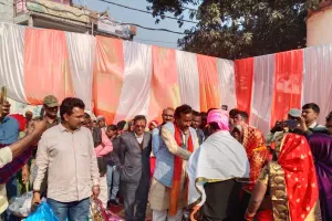 सामूहिक विवाह में 43 जोड़े बने दंपती, पूर्व विधायक ने नवदम्पतियों को भेंट दी चांदी की बिछिया और पायल