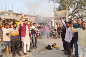 कुशीनगर : भाजपा नेता ने बाबरी मस्जिद के विरोध में हुमायु का पुतला फुंका 