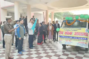 प्रचार वाहन को जिला जज ने हरी झंडी दिखाकर कियारवाना 