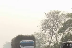 नहीं रुक रहा है ओवरलोड ओवर हाइट गन्ना ट्रकों का संचालन कभी घट सकती है बड़ी दुर्घटना प्रशासन मौन