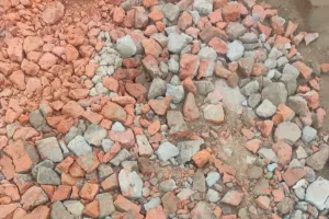 पचपेड़वा में मानकहीन निर्माण का आरोप, ठेकेदार पर लूट का दावा—डीएम ने दिए जांच के आदेश