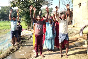 रोड पर जलजमाव को लेकर ग्रामीणों ने किया विरोध प्रदर्शन