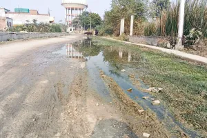 नाले की निकासी न होने से सड़क पर बह रहा गंदा पानी 