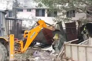 अवैध कब्जे पर चला प्रशासन का बुलडोजर महिला अस्पताल की बाउंड्रीवाल कराई गई मुक्त 