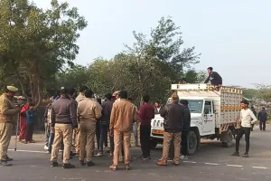 रेलकोच कारखाने में हादसे में चालक की मौत, मुआवजे को लेकर हाईवे जाम