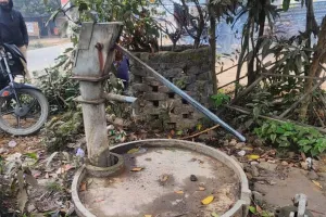महीनों से खराब पड़ा इंडिया मार्का हैंडपंप, शुद्ध पेयजल की संकट