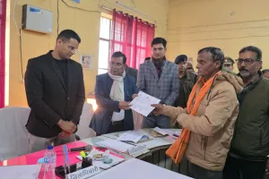 तुलसीपुर में संपूर्ण समाधान दिवस पर 76 पट्टाधारकों को मिले भूमि अधिकार, डीएम ने सौंपे खतौनी अभिलेख