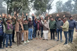 पर्ची न मिलने से गन्ना किसानों का हंगामा, तौल केंद्र बंद