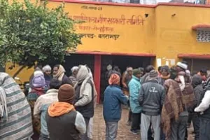 यूरिया के लिए किसान और सचिव में मारपीट