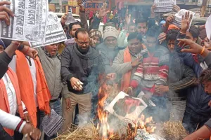 बांग्लादेश में हिंदुओं पर अत्याचार के विरोध में विहिप–बजरंग दल का आक्रोश प्रदर्शन, पुतला दहन