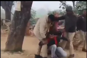 प्रयागराज में खाकी की हैवानियत बेनकाब! कैमरे में कैद