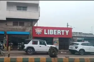 लिबर्टी शोरूम के मैनेजर के खिलाफ गैर-जमानती वारंट जारी, टूटी चप्पल नहीं बदली, तो कोर्ट बोला- गिरफ्तार करके लाओ 