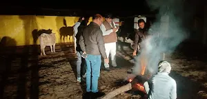 शीतलहर में गौशाला के संवर्धित गौवंश की  गौसेवा भाव से गौवंशों  की सुरक्षात्मक व बचाव हेतु बीडीओ परसरामपुर विनोद कुमार सिंह रात्रिकालीन भ्रमण