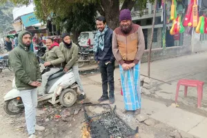 महाराजगंज तराई बाजार में अलाव व्यवस्था ठप, टायर-कचरा जलाने को मजबूर लोग