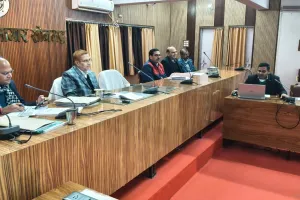 जिलाधिकारी ने की कर-करेत्तर की मासिक समीक्षा बैठक, राजस्व वसूली में तेजी लाने के दिये निर्देश