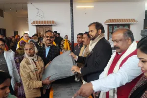 व्यापार मंडल गोपीगंज द्वारा दो हजार कंबलों का वितरण