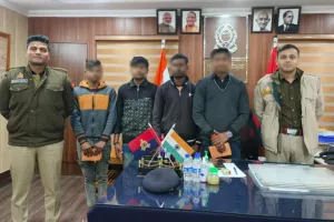 पुलिस की मदद करने वाले सफल मुखबिरों को एसपी ने किया सम्मानित