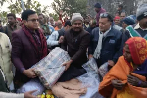 औराई के चंद्रपुरा में सांसद ने गरीबों को कंबल वितरित कर दिया संबल