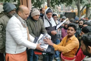 Kushinagar : भीषण ठंड में नगरकर्मियों के लिए राहत की पहल, नपाध्यक्ष विनय जायसवाल ने वितरित किए गर्म कपड़े